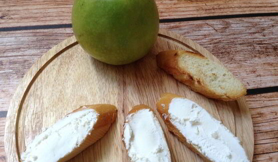 брускетта с яблоком и бананом