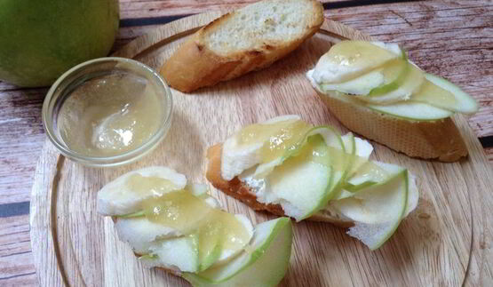 брускетта с яблоком и бананом