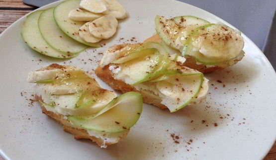 брускетта с яблоком и бананом