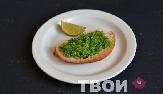 брускетта с зеленым горошком