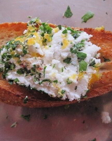 Рецепт брускетты с зеленью и козьима сырома