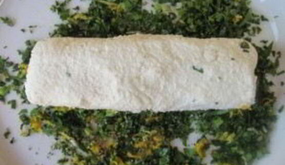 брускетта с зеленью и козьим сыром