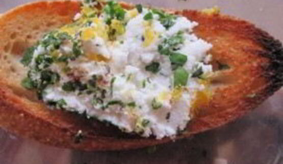 брускетта с зеленью и козьим сыром