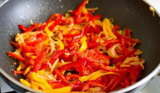 брускетта с жареным сладким перцем