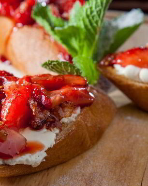 Брускетты с клубникой и маскарпоне