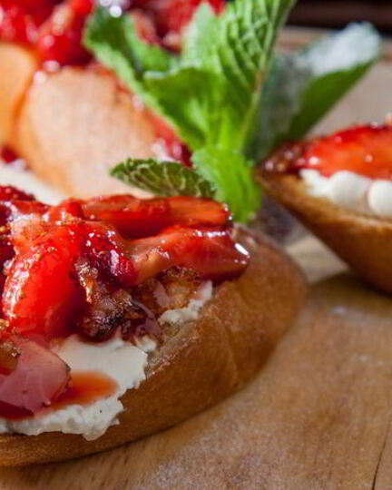 Рецепт брускетт с клубникой и маскарпоне