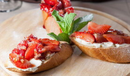 брускетты с клубникой и маскарпоне