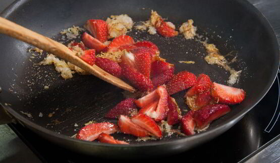 брускетты с клубникой и маскарпоне