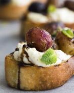 Брускетты с печеным виноградом, сыром и бальзамиком