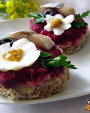 Бутерброды с сельдью и свекольным песто