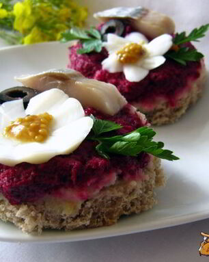 Бутерброды с сельдью и свекольным песто