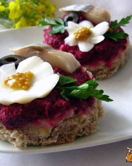 Рецепт бутербродов с сельдью и свекольным песто