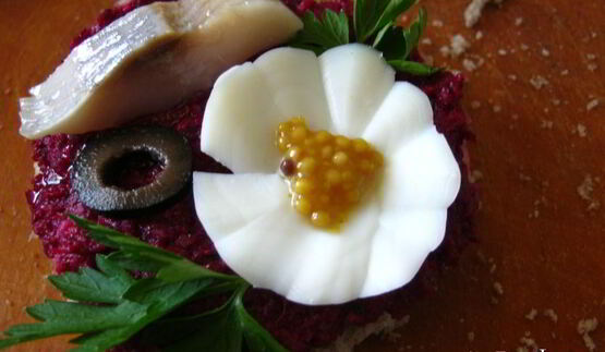 бутерброды с сельдью и свекольным песто