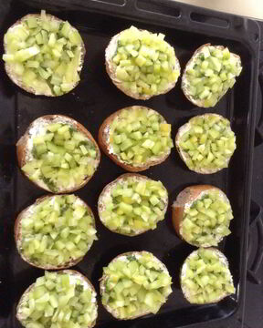 Горячие бутерброды с творожным сыром, песто и овощами