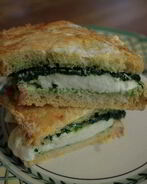 Горячий бутерброд с моцареллой, шпинатом и соусом песто