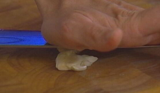 горячий бутерброд с моцареллой, шпинатом и соусом песто