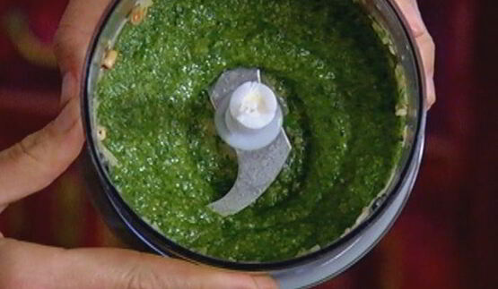 горячий бутерброд с моцареллой, шпинатом и соусом песто