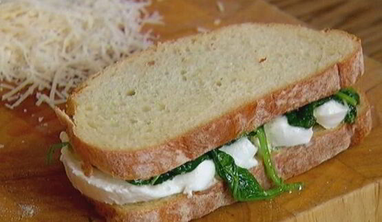 горячий бутерброд с моцареллой, шпинатом и соусом песто