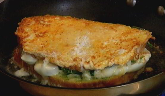 горячий бутерброд с моцареллой, шпинатом и соусом песто