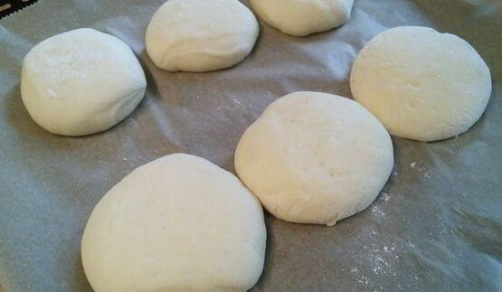 булочки для бургеров и капустный салат