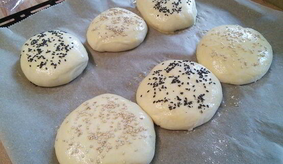 булочки для бургеров и капустный салат