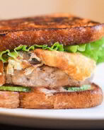 Бургер на тостовом хлебе с цукини, омлетом с шампиньоами и заправкой из домашнего майонеза