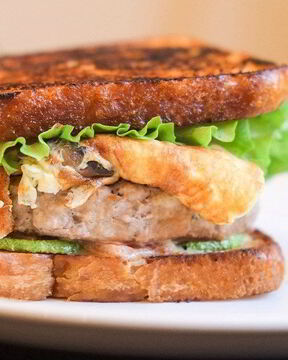 Бургер на тостовом хлебе с цукини, омлетом с шампиньоами и заправкой из домашнего майонеза