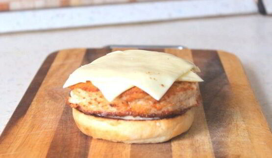 бургер с ананасом и медовой горчицей