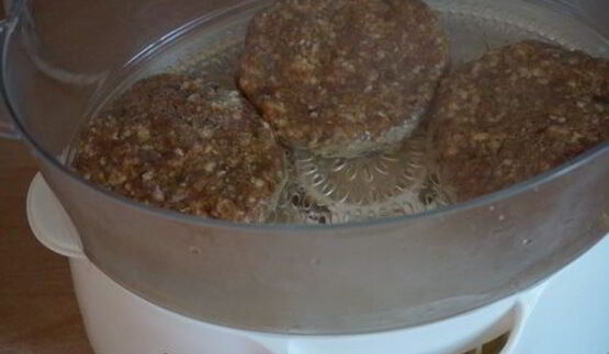 бургер с ананасом и соусом терияки