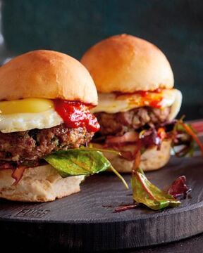 Бургер с рубленым козленком