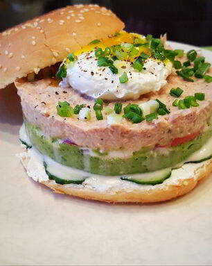 Бургер с тунцом и гуакамоле
