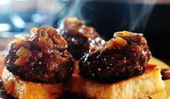 бургеры с мясом, виски и халапеньо