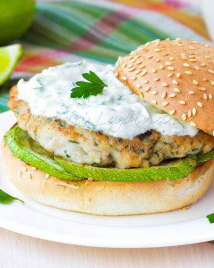 Рецепт домашнего чикенбургера с цукини и соусом цацики