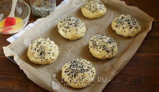 дрожжевые булочки с кунжутом для домашних бургеров