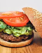 Гамбургер с рукколой и гуакамоле