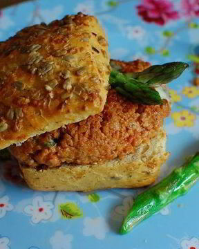 Гамбургеры с горгонзолой и спаржей