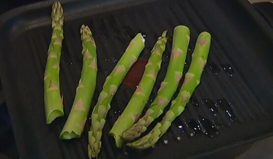 гамбургеры с горгонзолой и спаржей