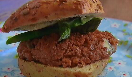 гамбургеры с горгонзолой и спаржей