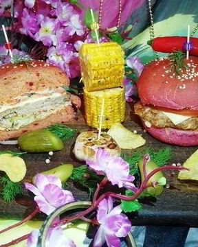 Розовый бургер с нежнейшей котлетой