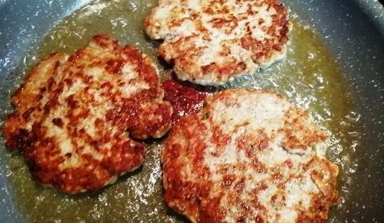 розовый бургер с нежнейшей котлетой