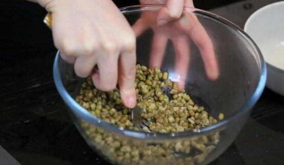 вегетарианский бургер с котлетой из маша