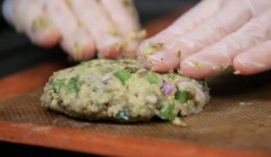 вегетарианский бургер с котлетой из маша