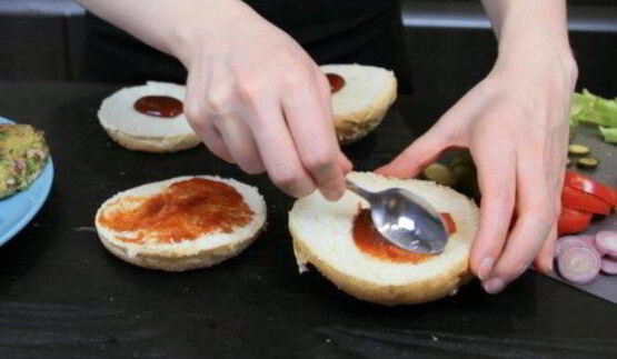 вегетарианский бургер с котлетой из маша