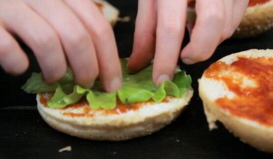 вегетарианский бургер с котлетой из маша