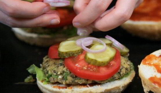 вегетарианский бургер с котлетой из маша