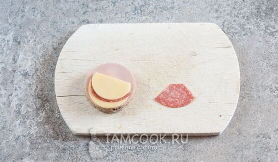 бутерброд обезьяна с сыром и колбасой