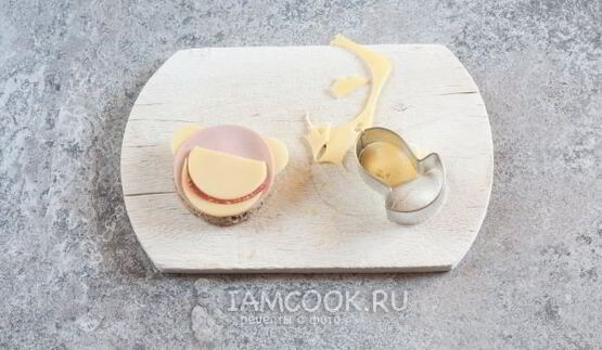 бутерброд обезьяна с сыром и колбасой