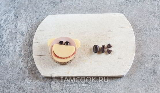 бутерброд обезьяна с сыром и колбасой