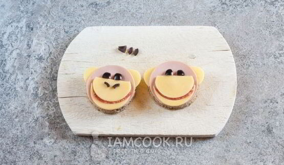 бутерброд обезьяна с сыром и колбасой