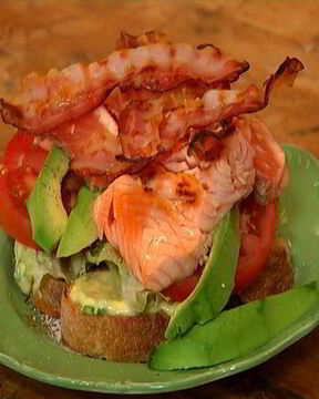 Бутерброд с семгой, авокадо и беконом